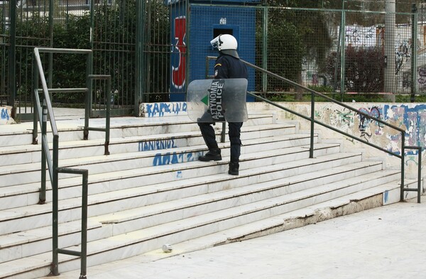 Επεισόδια έξω από το κλειστό γήπεδο της Νέας Σμύρνης