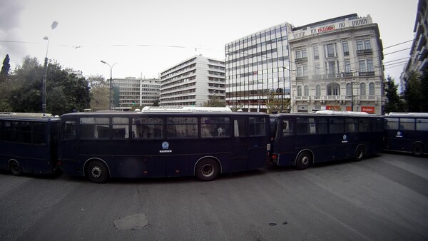 Σε επιφυλακή η αστυνομία - Ξεκίνησε η μεγάλη πορεία για το Πολυτεχνείο