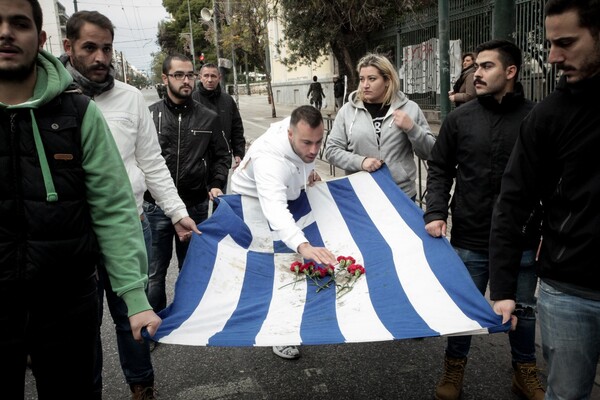 H πορεία με την αιματοβαμμένη σημαία του Πολυτεχνείου