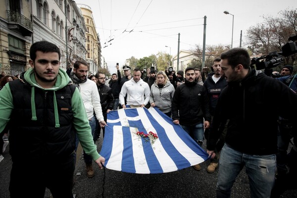 H πορεία με την αιματοβαμμένη σημαία του Πολυτεχνείου