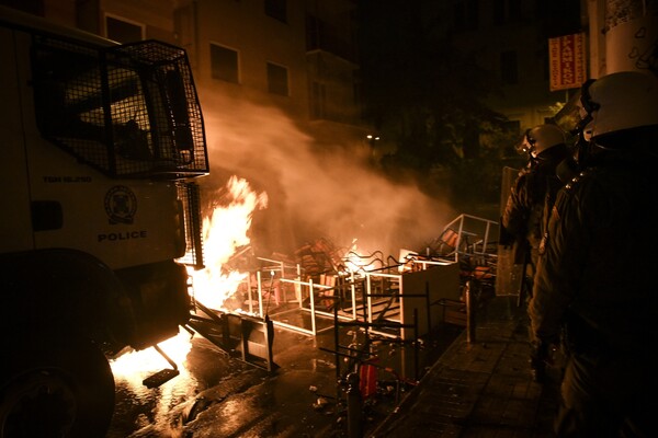 Συνεχίζονται τα επεισόδια στην Πατησίων - Ανοικτοί οι υπόλοιποι δρόμοι