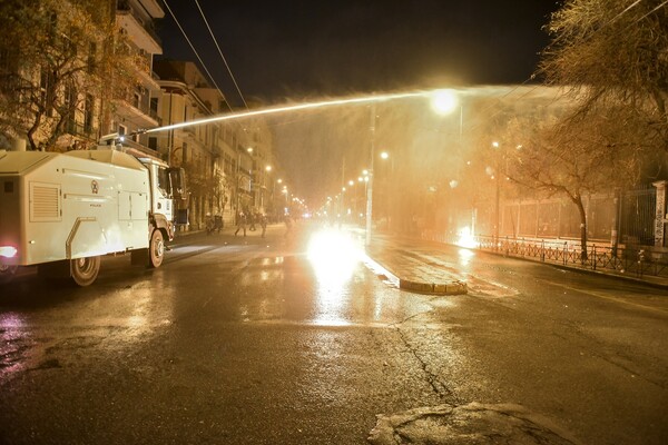 Συνεχίζονται τα επεισόδια στην Πατησίων - Ανοικτοί οι υπόλοιποι δρόμοι