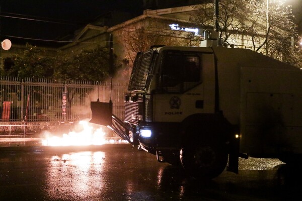 Συνεχίζονται τα επεισόδια στην Πατησίων - Ανοικτοί οι υπόλοιποι δρόμοι