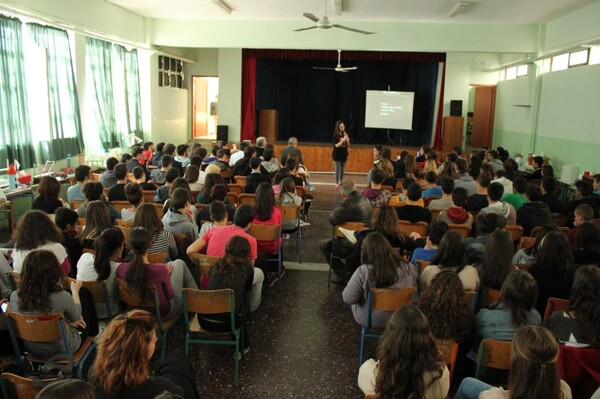 Μόνικα: «Με κλείδωσαν στο δωμάτιο, με βίασαν και άρχισαν να φέρνουν πελάτες»