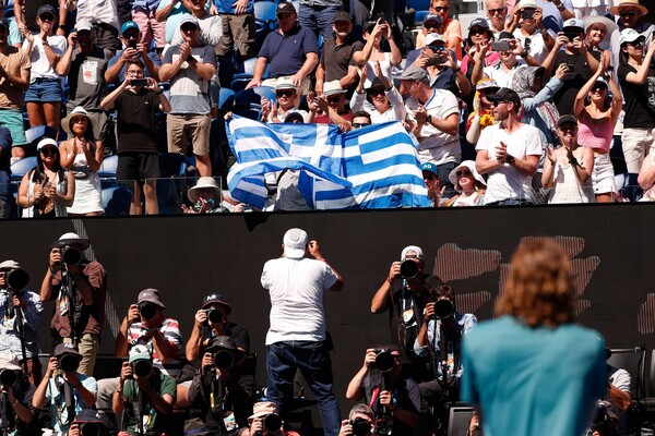 Το πανδαιμόνιο στις κερκίδες για τον Τσιτσιπά - Έξαλλοι πανηγυρισμοί των Ελλήνων