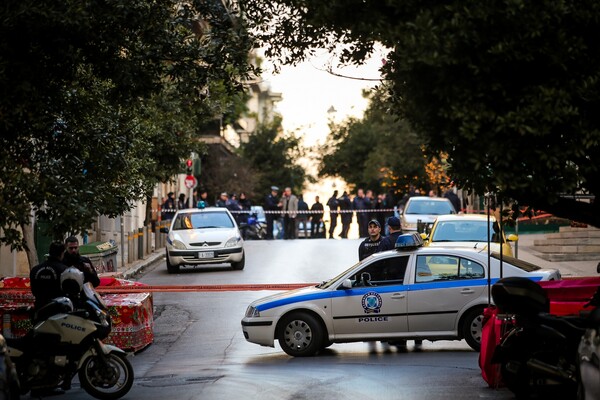 Έκρηξη στο Κολωνάκι, στον Άγιο Διονύσιο - Τραυματίστηκαν αστυνομικός και ο νεωκόρος