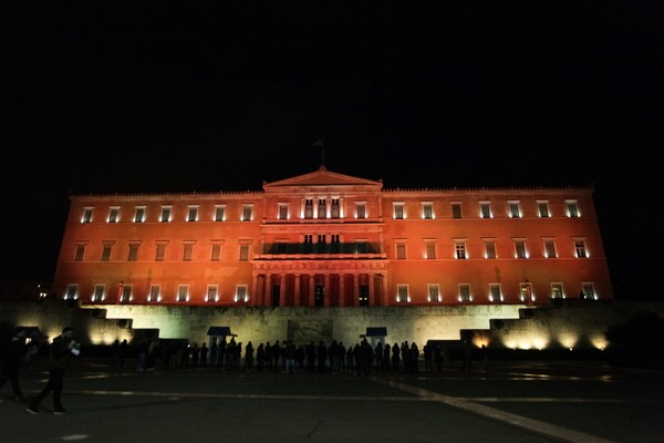 Πορτοκαλί απόψε η Βουλή για την Παγκόσμια Ημέρα Εξάλειψης της Βίας κατά των γυναικών.