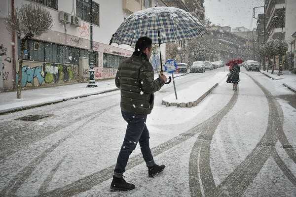 Σε λευκό κλοιό όλη η χώρα - Προβλήματα από την κακοκαιρία σε διάφορες περιοχές