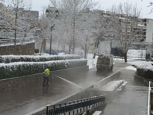 Σε λευκό κλοιό όλη η χώρα - Προβλήματα από την κακοκαιρία σε διάφορες περιοχές