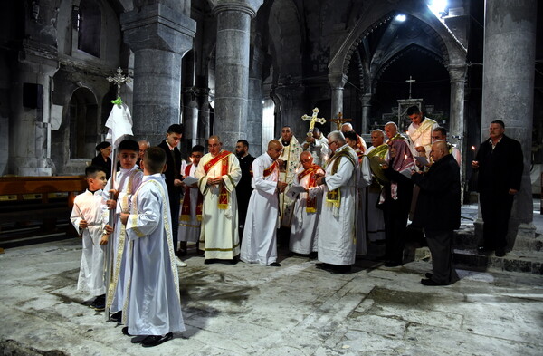 Χριστούγεννα στον πλανήτη - Κατάνυξη, προσευχή, παραλίες και στιγμές αγάπης