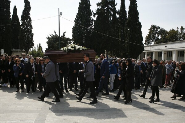 Κηδεία Βασίλη Λυριτζή: Συγκινητικό αντίο στον δημοσιογράφο από συναδέλφους, πολιτικούς και πλήθος κόσμου