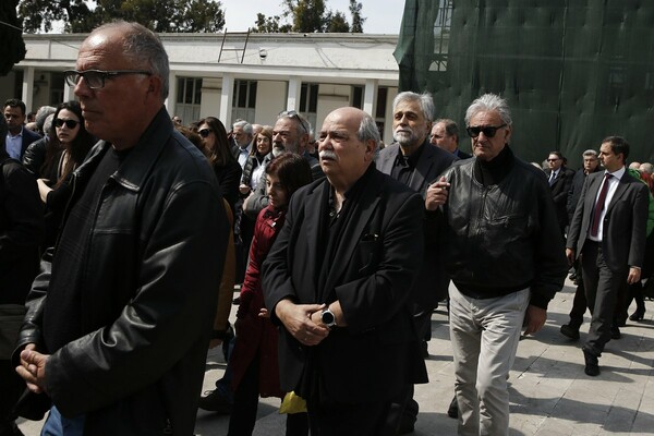 Κηδεία Βασίλη Λυριτζή: Συγκινητικό αντίο στον δημοσιογράφο από συναδέλφους, πολιτικούς και πλήθος κόσμου