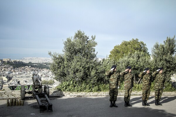 Οι 21 κανονιοβολισμοί από τον Λυκαβηττό για την επέτειο της 25ης Μαρτίου - ΦΩΤΟΓΡΑΦΙΕΣ