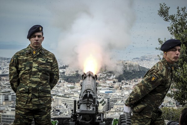 Οι 21 κανονιοβολισμοί από τον Λυκαβηττό για την επέτειο της 25ης Μαρτίου - ΦΩΤΟΓΡΑΦΙΕΣ