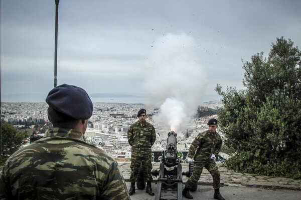 Οι 21 κανονιοβολισμοί από τον Λυκαβηττό για την επέτειο της 25ης Μαρτίου - ΦΩΤΟΓΡΑΦΙΕΣ