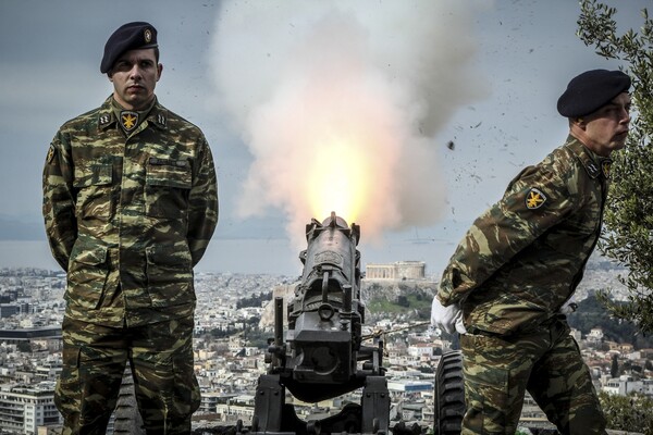 Οι 21 κανονιοβολισμοί από τον Λυκαβηττό για την επέτειο της 25ης Μαρτίου - ΦΩΤΟΓΡΑΦΙΕΣ