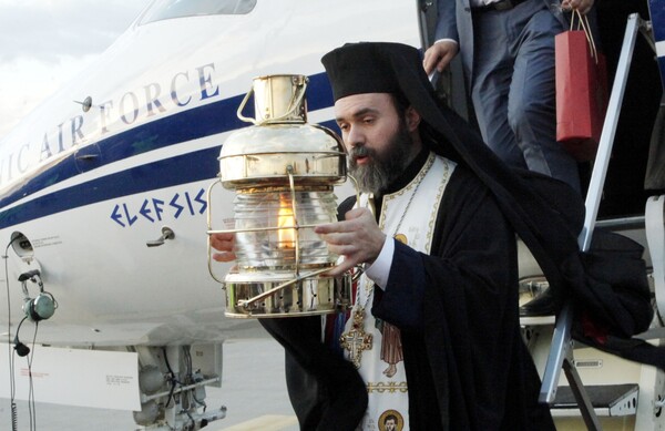 Με καθυστέρηση θα έρθει στην Ελλάδα φέτος το Άγιο Φως - Άργησε να φύγει το αεροπλάνο