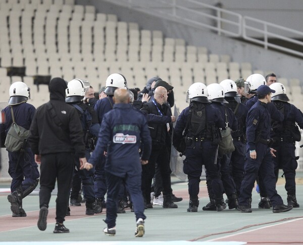 Παναθηναϊκός - Ολυμπιακός: Επεισόδια στο ΟΑΚΑ και διακοπή του αγώνα