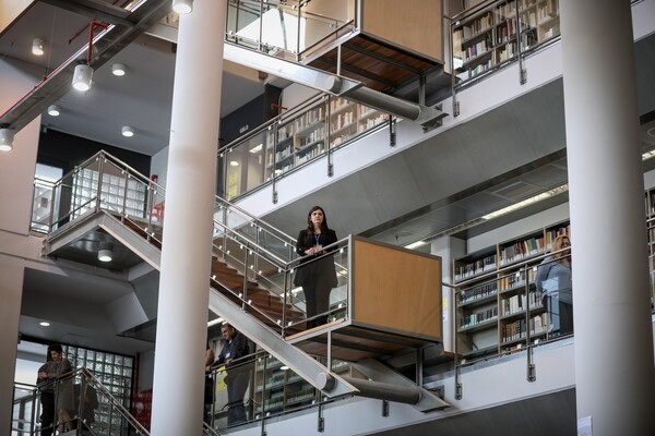 Εγκαινιάστηκε η εντυπωσιακή βιβλιοθήκη της Φιλοσοφικής - Τρεις όροφοι με έναν μοναδικό θησαυρό βιβλίων