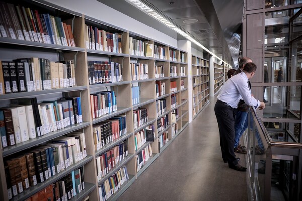 Εγκαινιάστηκε η εντυπωσιακή βιβλιοθήκη της Φιλοσοφικής - Τρεις όροφοι με έναν μοναδικό θησαυρό βιβλίων