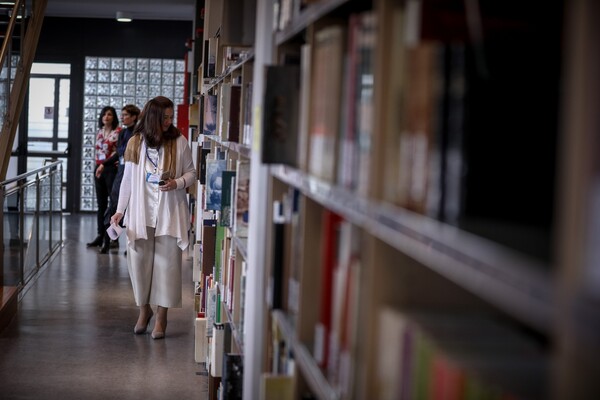Εγκαινιάστηκε η εντυπωσιακή βιβλιοθήκη της Φιλοσοφικής - Τρεις όροφοι με έναν μοναδικό θησαυρό βιβλίων
