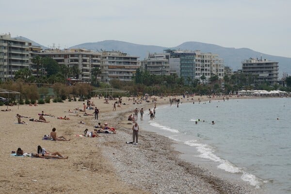 Εκλογές με παραλία - Γεμάτες οι πλαζ της Αθήνας