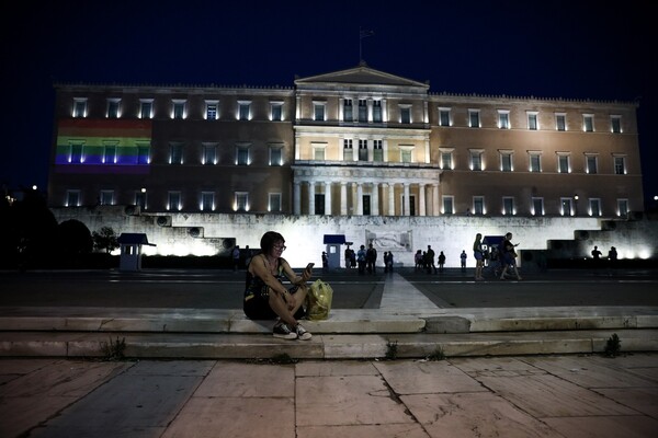 Athens Pride 2019 - Η Βουλή φωταγωγήθηκε με την σημαία του ουράνιου τόξου