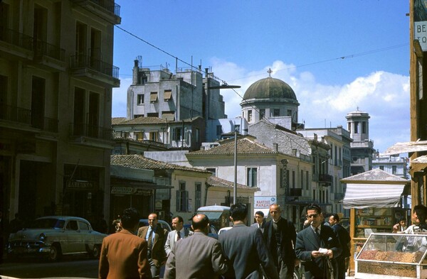 Έναν Απρίλη του 1958 στην Οδό Αγ. Κωνσταντίνου στην Ομόνοια