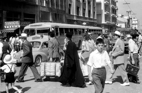 Έναν Απρίλη του 1958 στην Οδό Αγ. Κωνσταντίνου στην Ομόνοια