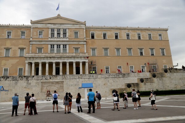 «Αφού μπορεί ο Ρουβίκωνας γιατί όχι κι εγώ;» - Άνδρας προσπάθησε να εισβάλει στη Βουλή