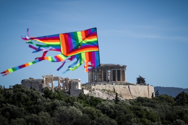 Άδεια η Αθήνα - Απίστευτη ουρά για μια λαγάνα και γεμάτος ο λόφος του Φιλοπάππου