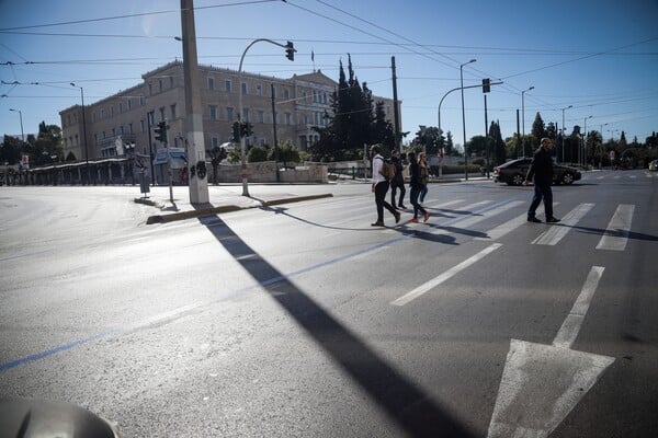 Άδεια η Αθήνα - Απίστευτη ουρά για μια λαγάνα και γεμάτος ο λόφος του Φιλοπάππου