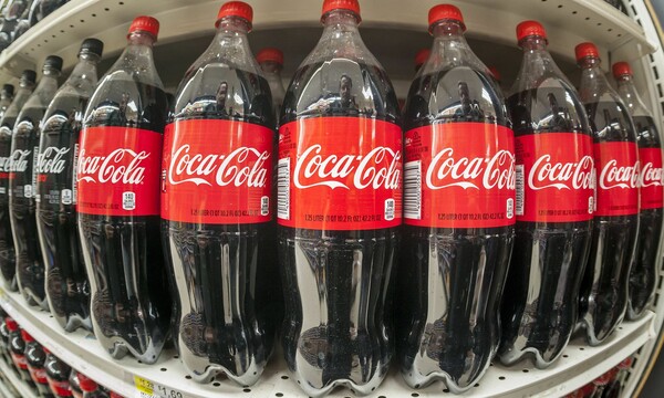 Η Coca-Cola αποκάλυψε για πρώτη φορά πόσο πλαστικό χρησιμοποιεί