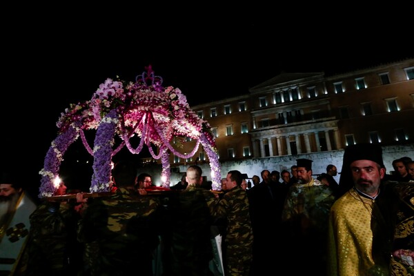 Πάσχα 2019: Κατάνυξη στην Αθήνα - Χιλιάδες άνθρωποι στην περιφορά των Επιταφίων