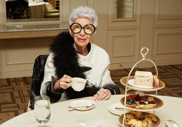 Η Iris Apfel μόλις έκλεισε στα 97 της χρόνια το πρώτο συμβόλαιο με πρακτορείο μοντέλων