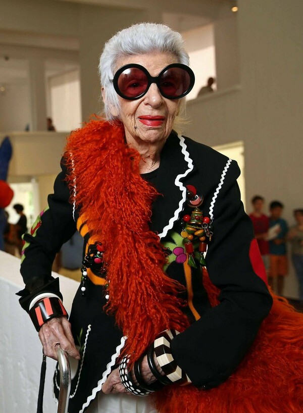 Η Iris Apfel μόλις έκλεισε στα 97 της χρόνια το πρώτο συμβόλαιο με πρακτορείο μοντέλων