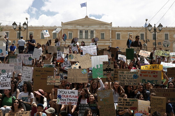 Χιλιάδες νέοι στους δρόμους για το κλίμα ενόψει Ευρωεκλογών