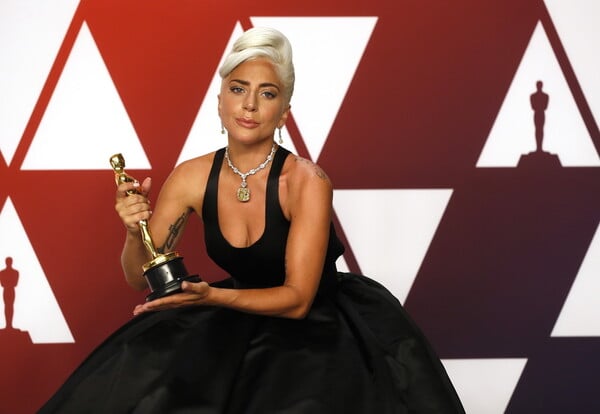 Η Lady Gaga μεταμορφώθηκε σε «ζωντανή κούκλα» για το εξώφυλλο του περιοδικού V