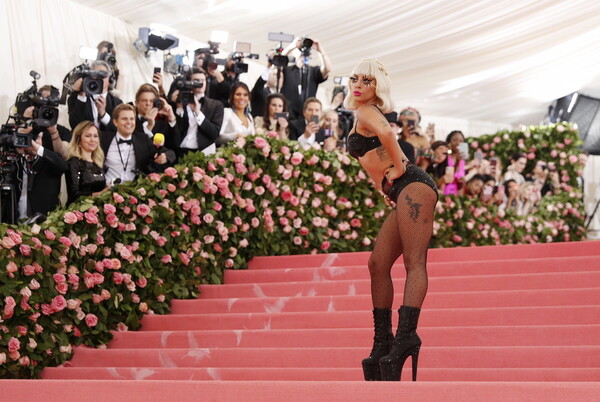 Οι τολμηρές του Met Gala 2019 - Οι σταρ με τις πιο γυμνές εμφανίσεις