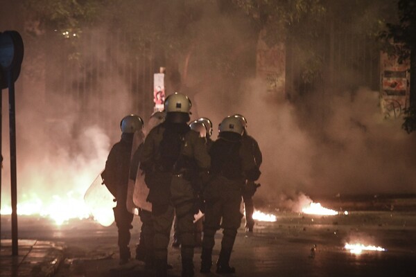 Επεισόδια με μολότοφ κοντά στο Πολυτεχνείο- Τραυματισμός αστυνομικού