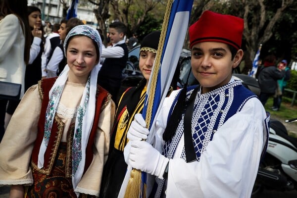 Σύνταγμα: Ολοκληρώθηκε η μαθητική παρέλαση για την 25η Μαρτίου - Δύο προσαγωγές