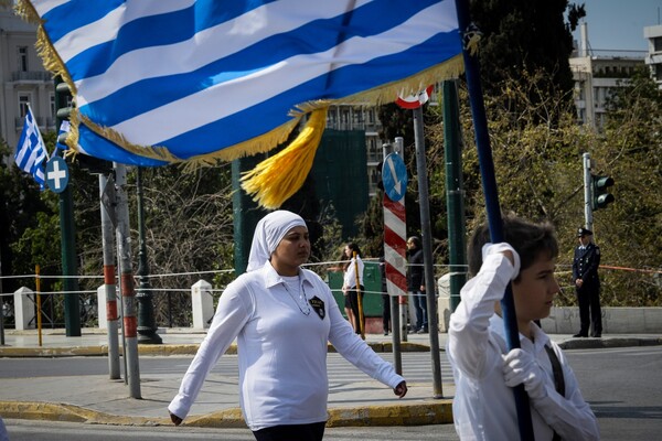 Σύνταγμα: Ολοκληρώθηκε η μαθητική παρέλαση για την 25η Μαρτίου - Δύο προσαγωγές