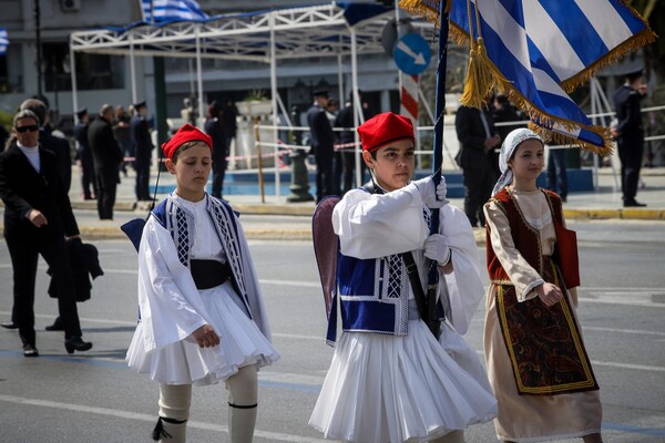 Σύνταγμα: Ολοκληρώθηκε η μαθητική παρέλαση για την 25η Μαρτίου - Δύο προσαγωγές