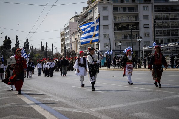 Σύνταγμα: Ολοκληρώθηκε η μαθητική παρέλαση για την 25η Μαρτίου - Δύο προσαγωγές