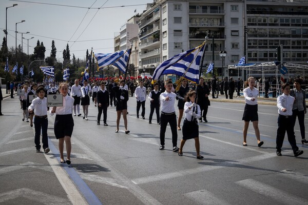 Σύνταγμα: Ολοκληρώθηκε η μαθητική παρέλαση για την 25η Μαρτίου - Δύο προσαγωγές