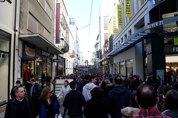 Πασχαλινό ωράριο: Τι ώρα θα είναι ανοιχτά τα καταστήματα το Μεγάλο Σάββατο