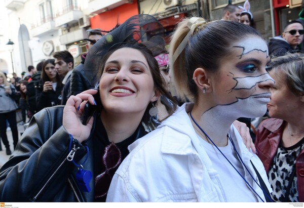 Τσικνοπέμπτη στη Θεσσαλονίκη - Όλη η πόλη ένα μεγάλο πάρτι και ψησταριές παντού