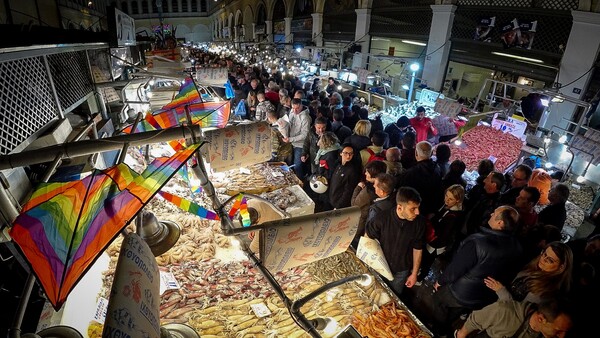 Η ολονυχτία στην Βαρβάκειο - Γεμάτη κόσμο το βράδυ η ψαραγορά της Αθήνας