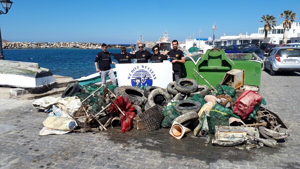 Πάρος: Εθελοντές δύτες ανέσυραν 1,5 τόνο σκουπίδια από τον βυθό της Νάουσας