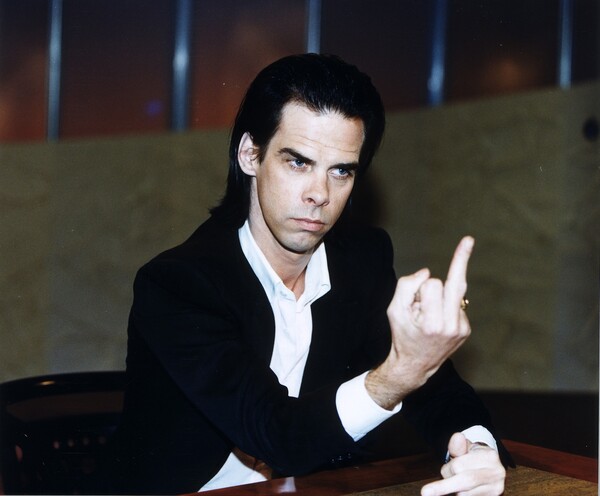 «Δεν είναι πολύ αργά ακόμα και για σένα»: O Nick Cave απαντά με επιστολή σε ομοφοβικό «οπαδό» του